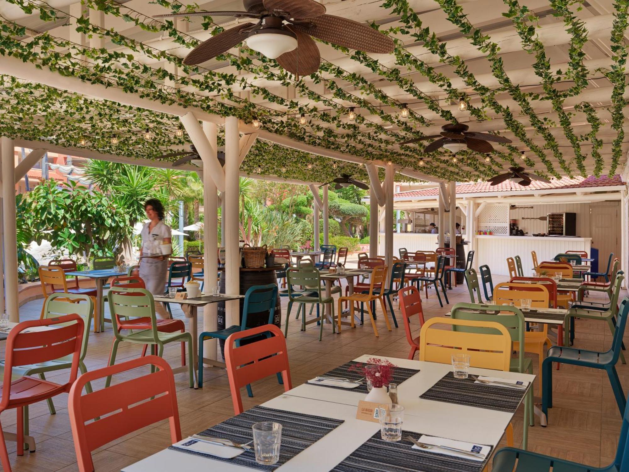 H10 Mediterranean Village Salou Exteriör bild