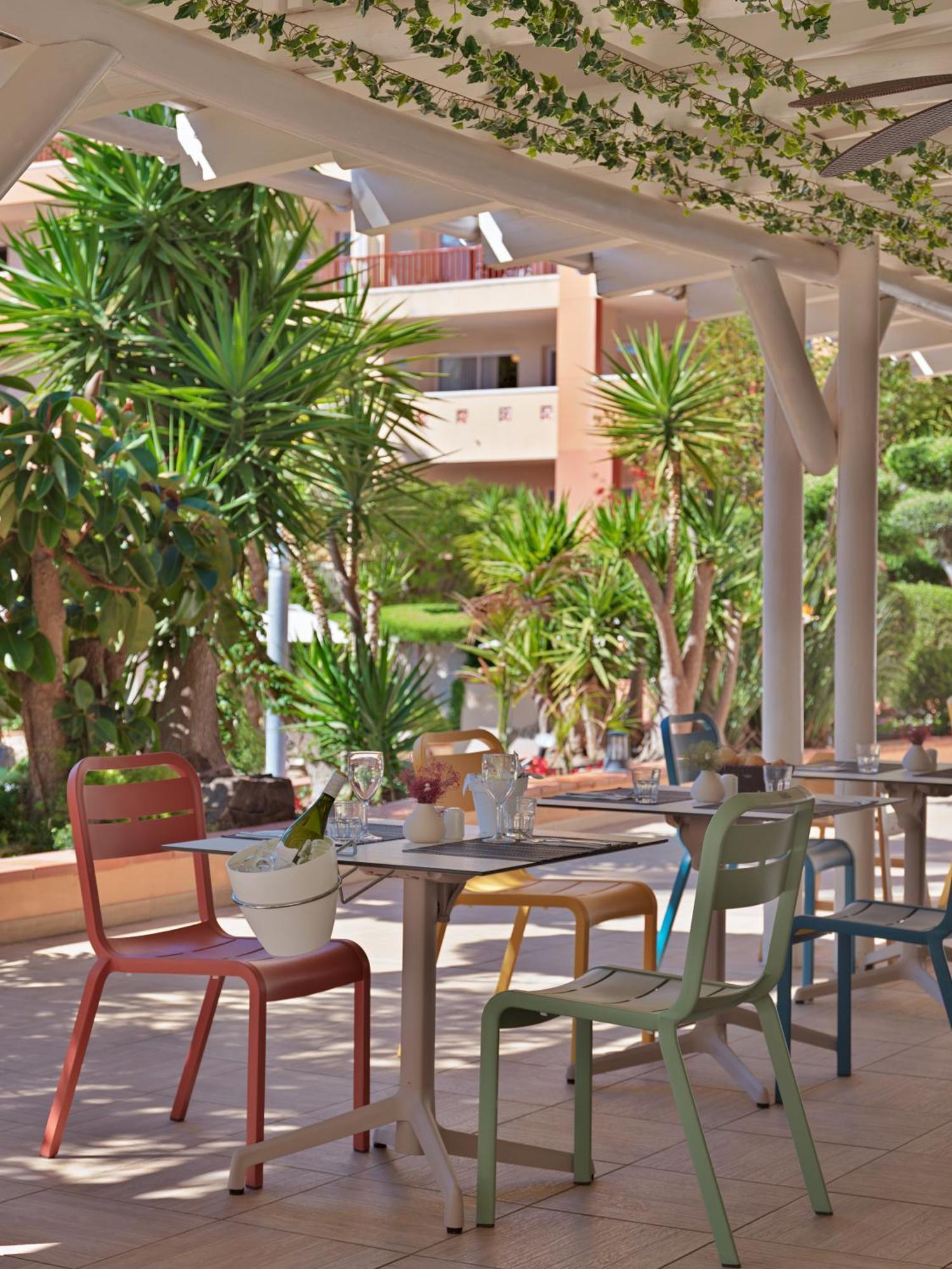 H10 Mediterranean Village Salou Exteriör bild